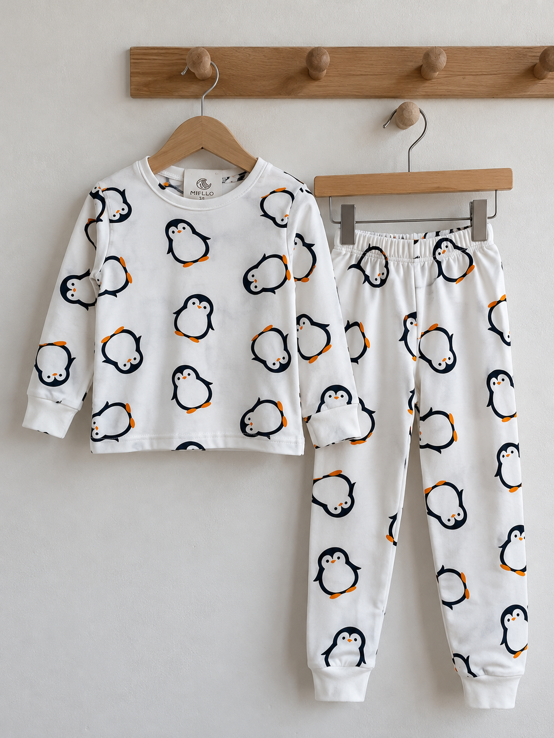 Penguen Desenli Beyaz Pijama Takımı