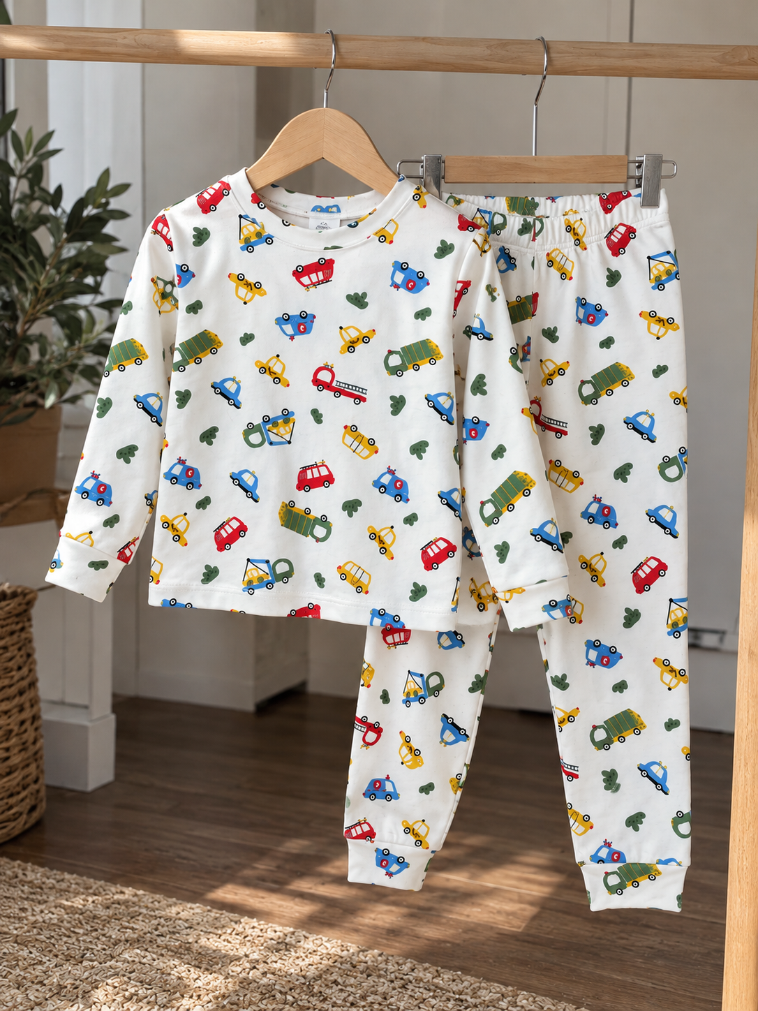 Araba Desenli Beyaz Pijama Takımı